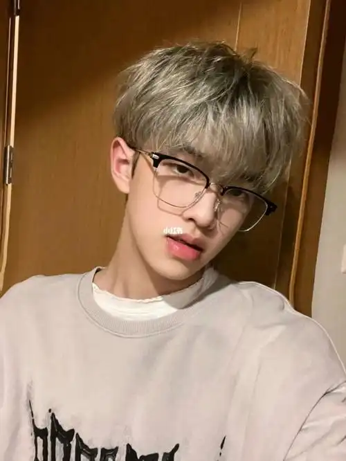 发色推荐:奶茶灰棕|||这个颜色是近期染的 个人觉得淡颜系非常适合它