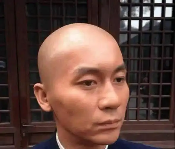 反观鹿晗,在蛮多的女性眼中,鹿晗还是男神的,剃光头之后,看上去脸型上