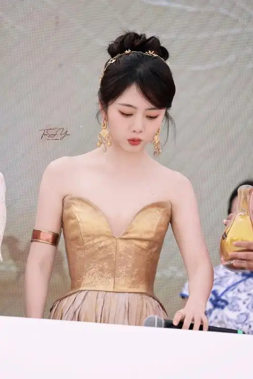 谭松韵中国高保湿敦煌挑战##谭松韵颐莲品牌代言人