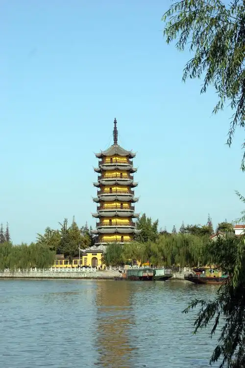 位于扬州城南古运河东岸宝塔湾旁文峰寺内.