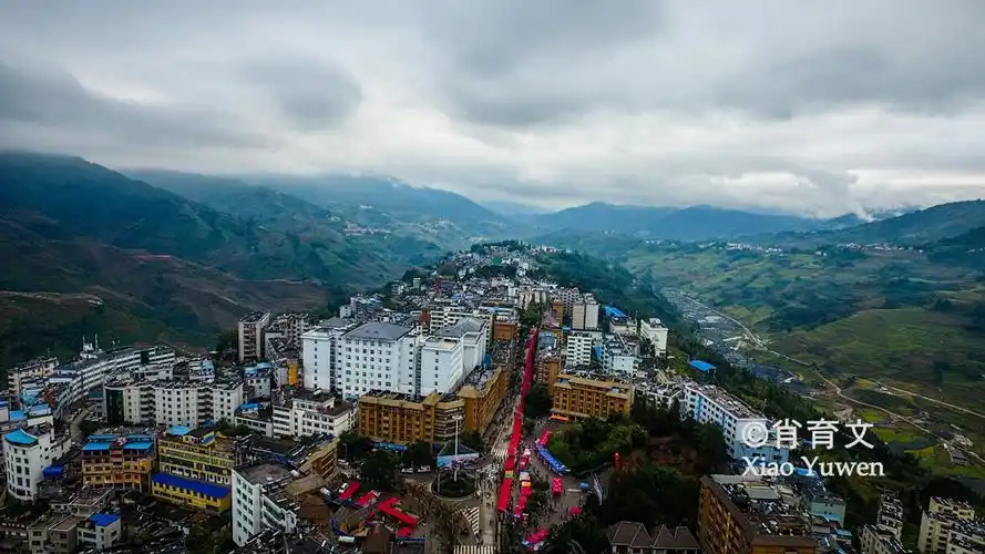 这个中越交界上的小县城,每年的长街宴席,会吸引几万游客到来_绿春