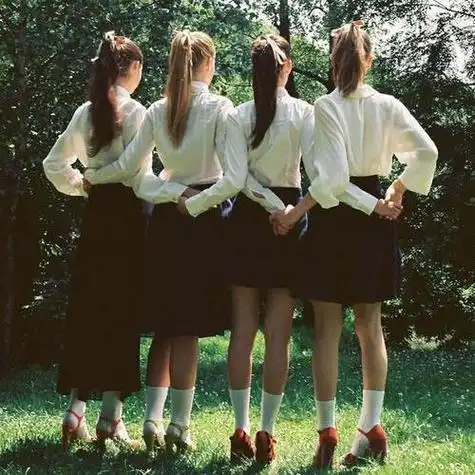 四姐妹手牵手背影头像