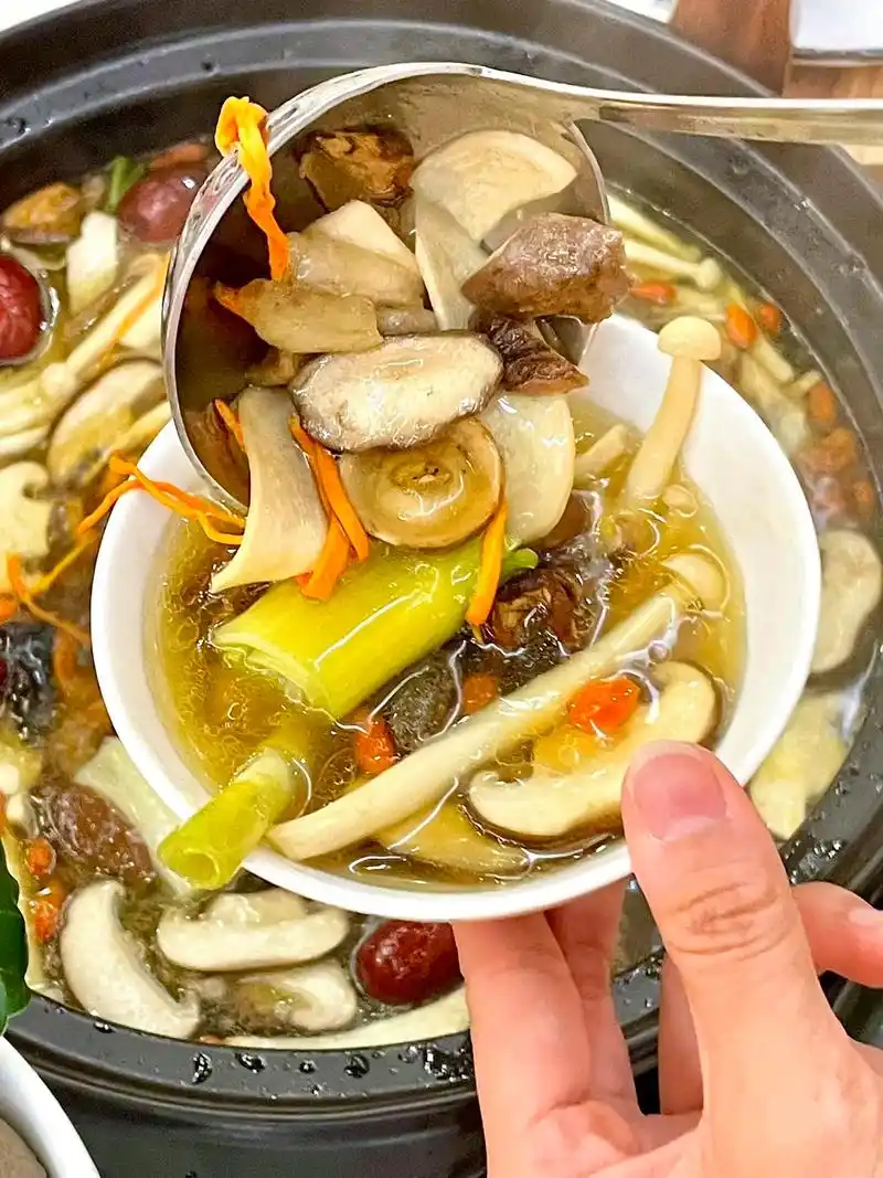 菌菇汤底真的鲜,一勺下去各种 - 抖音