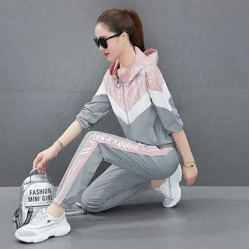 共218 件李宁女运动服春秋季套装相关商品