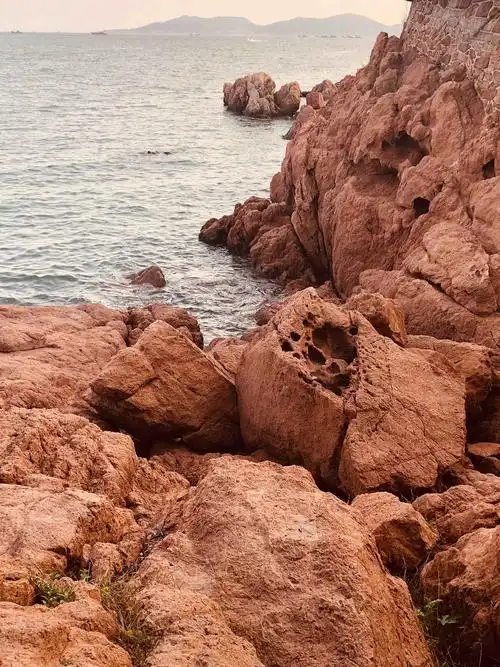 海边的红石头