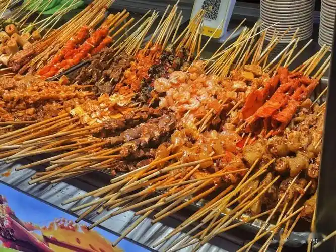 素的1元,荤的2元,鸡架10元卤串有网友说比流心八宝饭还好吃!