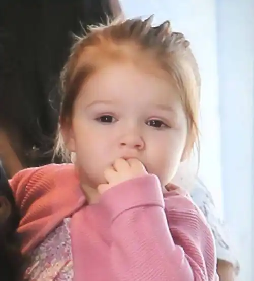 超萌贝小七:最会投胎的女孩,家中的团宠,9岁跟父母睡一张床上_妈妈