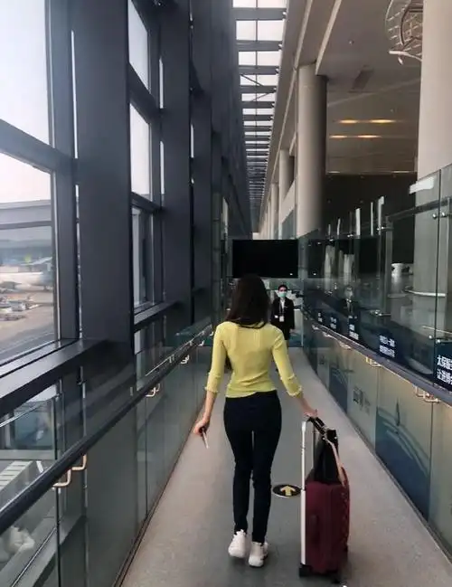 原创吉娜·爱丽丝的腰围还没有沈腾头围粗,看了她的私服穿搭我信了