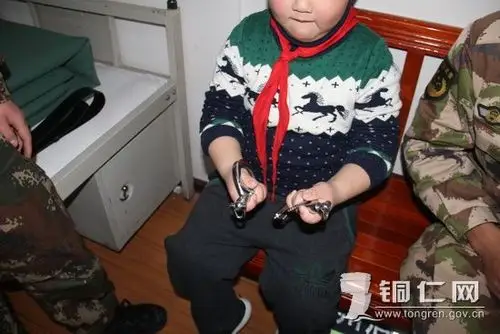 "熊孩子"玩手铐铐住双手 碧江消防巧妙解救