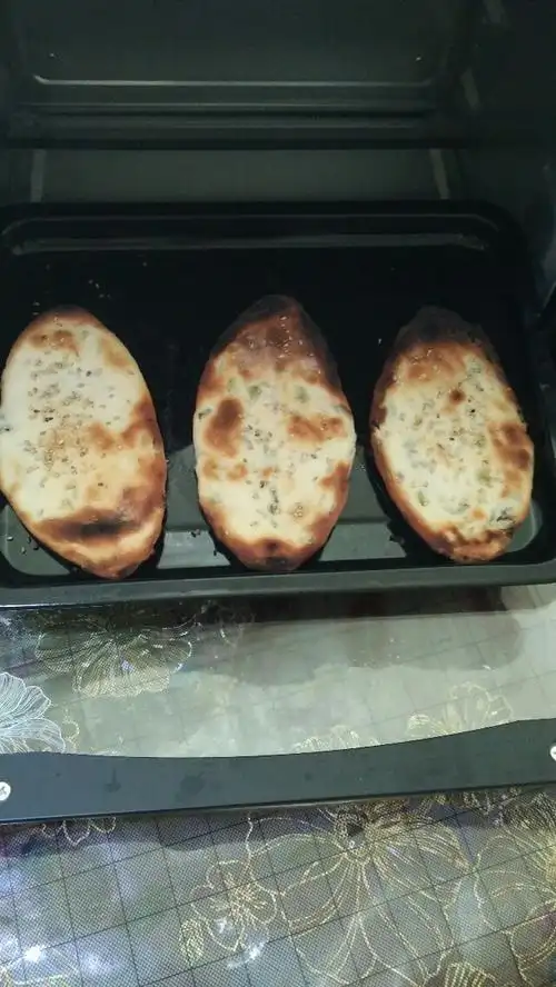 第一次用烤箱做烧饼,哈哈,第一盘有点糊,第二盘还可以吧,哈哈