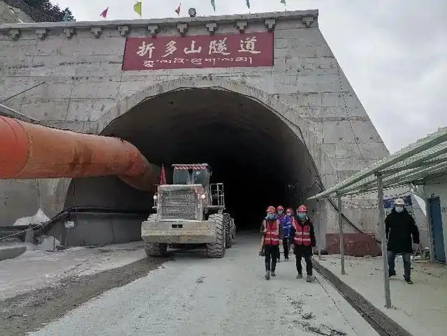 折多山隧道已建成总长11006m的23.6%