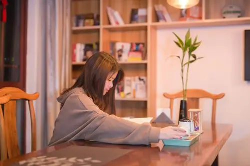 先发小姐姐～文静的看书,我就看-励志企鹅