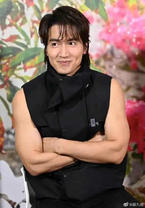 两个人扫楼状态绝了,言承旭这身材这肌肉谁能不嘶哈