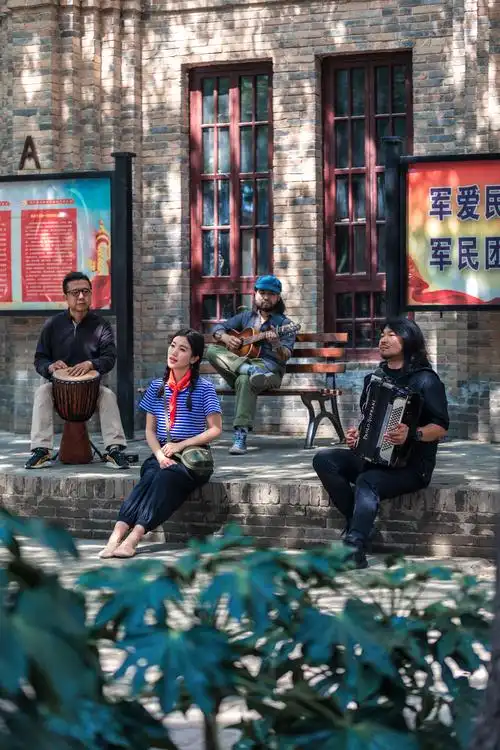 p>古城四月乐队,主要作品《长安圆舞曲》 /p>