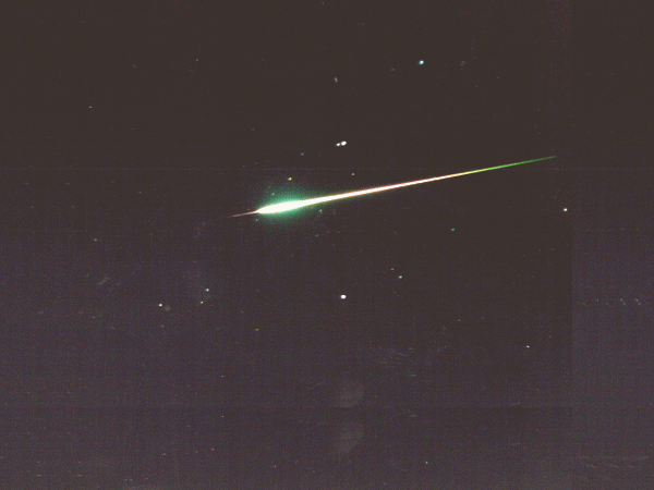 今天晚上有场流星雨, 每小时流星数可达120颗!亲爱的,快带我去看嘛