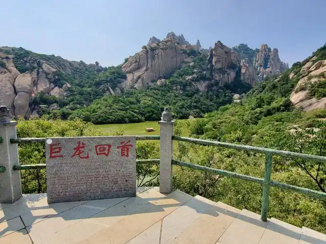 嵖岈山景区景色很不错喀斯特地貌加上碧绿的湖泊感觉身处盆景之中