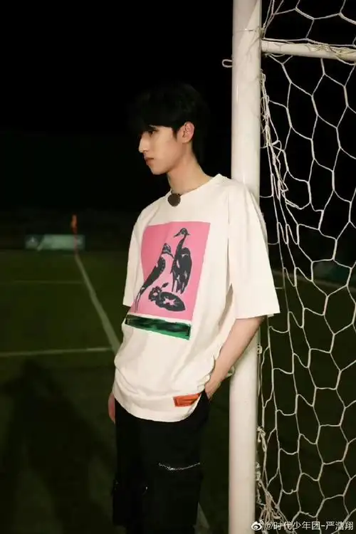 严浩翔马启越北电打篮球