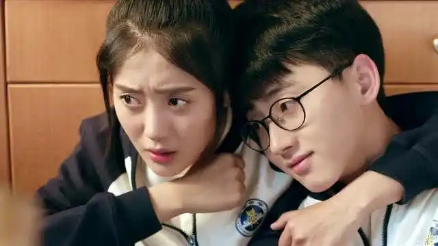 陆扬勇闯保安室被林静晓一把抱住,小样脸还红了,怀里躺着挺熟练呀