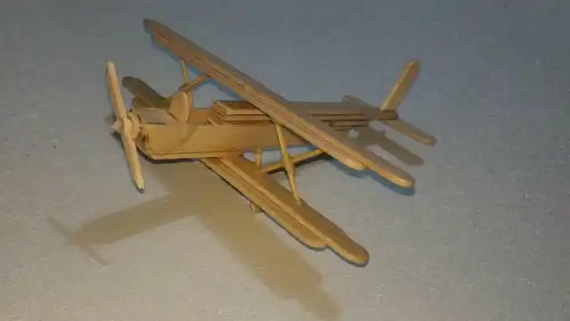 教你用吃完的冰棍棒 制作双翼螺旋桨飞机模型!