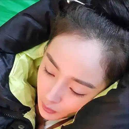 但是也有网友提出了不同的观点,那就是姐姐的大额头,其实也就是发际线