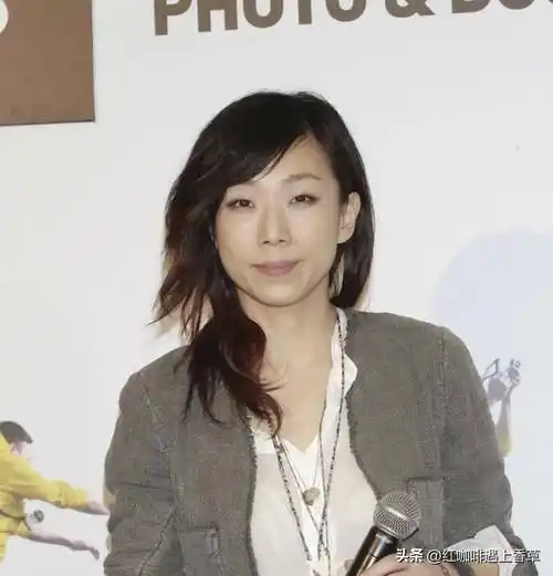 女歌星林忆莲,57岁活成大妈身材,如今体态丰满,厚乳肥臀!