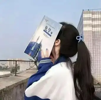 拿着一本书的女生头像 (7)