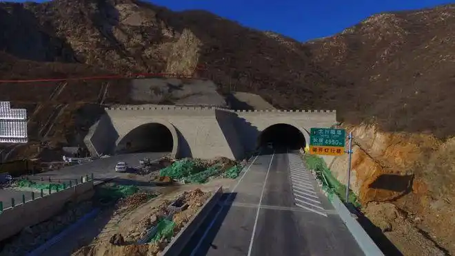 石家庄南绕城高速公路建设工地一片繁忙的施工景象,太行特长隧道机电