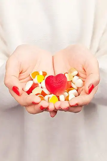情人节手部拿糖果特写_高清图片_全景视觉
