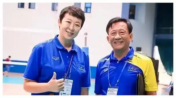 原创冯坤45岁泰国奇迹女神丈夫57岁身材魁梧混血儿子似她