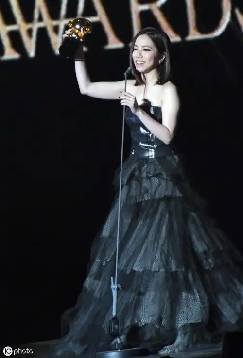 娇小可人的邓紫棋豹纹短裙很符合气质