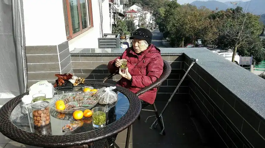 老妈在翁家山云霞茶庄喝茶晒太阳