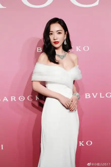 身材凹凸有致!杨蓉一字肩白裙大秀锁骨蛮腰(9)