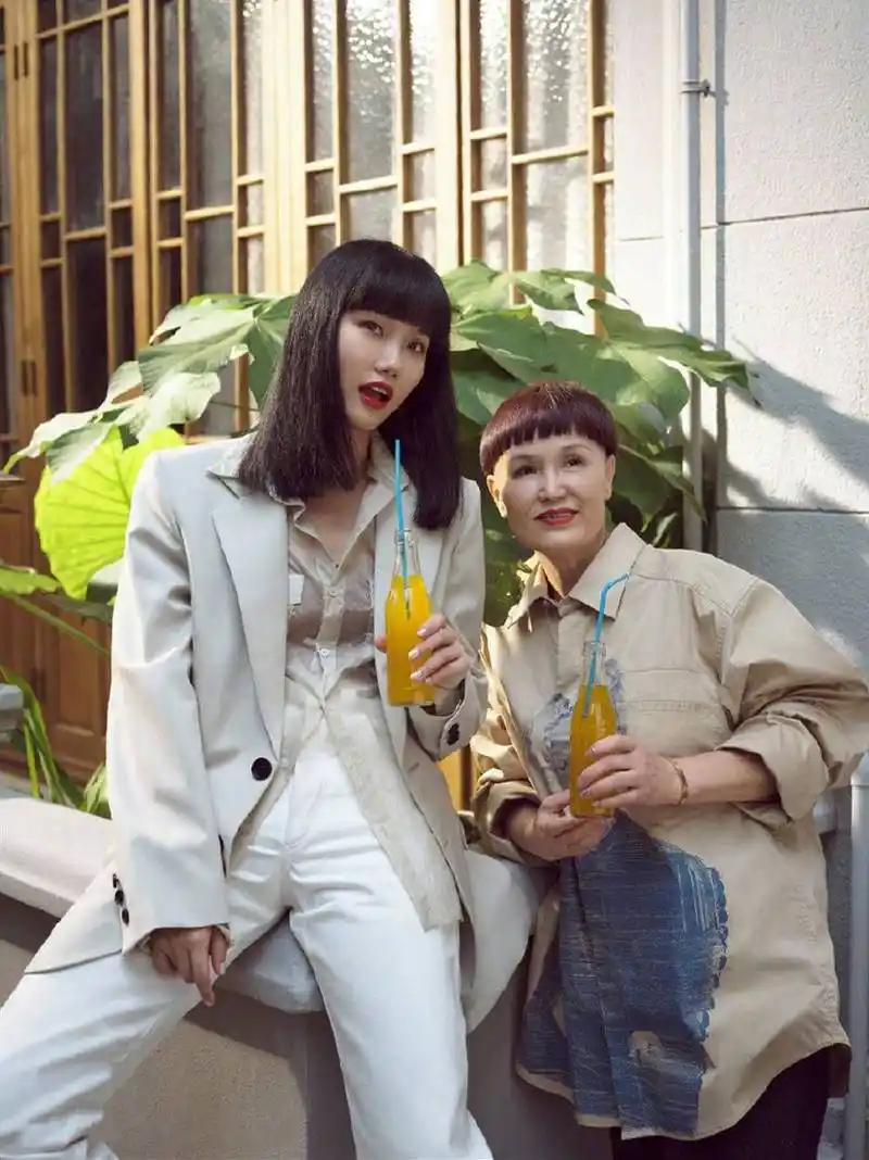 黄龄母女同框出镜,黄妈妈穿搭比女儿还时髦,剪西瓜头俏皮减龄