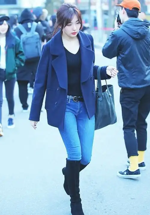 太阳的后裔中宋仲基为她呐喊今穿格纹外套牛仔裤复古清纯