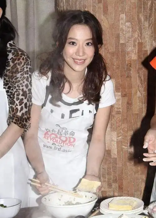 "甄子丹小姨子"汪圆圆:嫁百亿豪门,3年生3娃稳握继承权