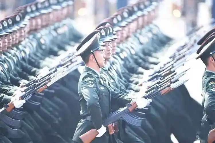 阅兵时劈枪动作那么帅但是不怕戳到前面人脖子吗丨轻武专栏