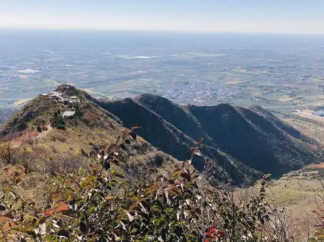 在山顶观景平台安然小憩,倚栏听风,欣赏风景中午餐,10多分钟后开始