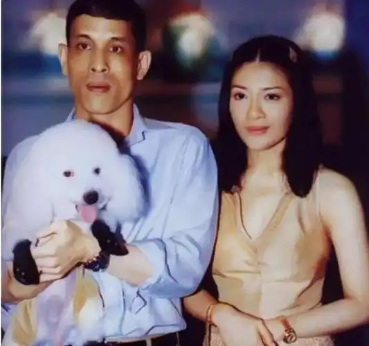 2014年泰国王妃脱去衣服趴在地上给狗喂食遭到曝光后被迫出家