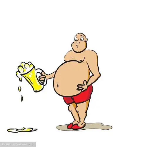 啤酒肚男人手里拿着杯子