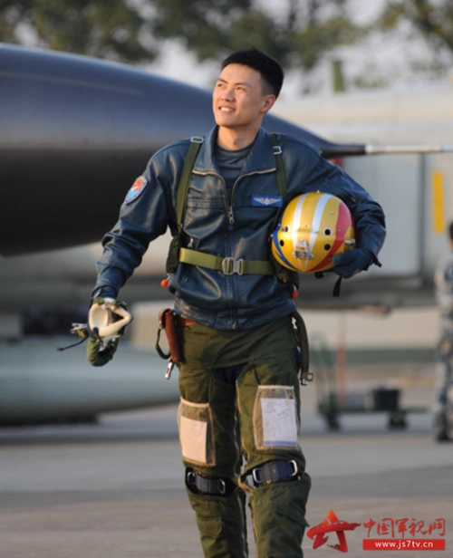袁星,两夺金头盔的"85后 ", 现任中国人民解放军空军特级飞行员.