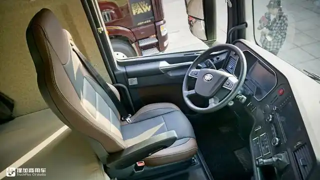 内饰配置丰富,国六自动挡大马力,解放j7载货车配置太土豪了
