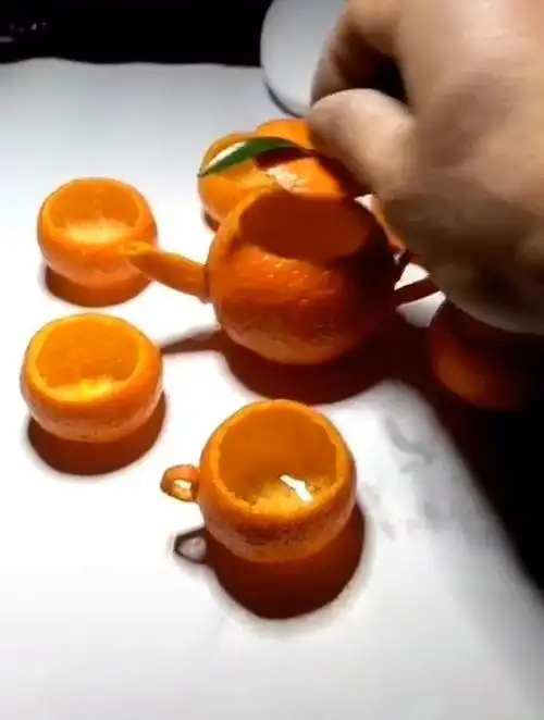 一网友废物利用,用橘子皮做了一套茶具,手工100分!