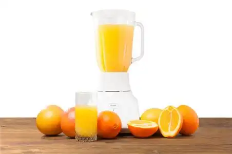 搅拌机果汁和新鲜水果在白色背景上的桌子上照片