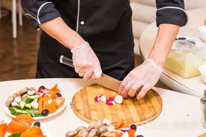 特写的厨师烹饪食物的厨房餐厅切割厨师手酒店人男刀准备新鲜制备概念