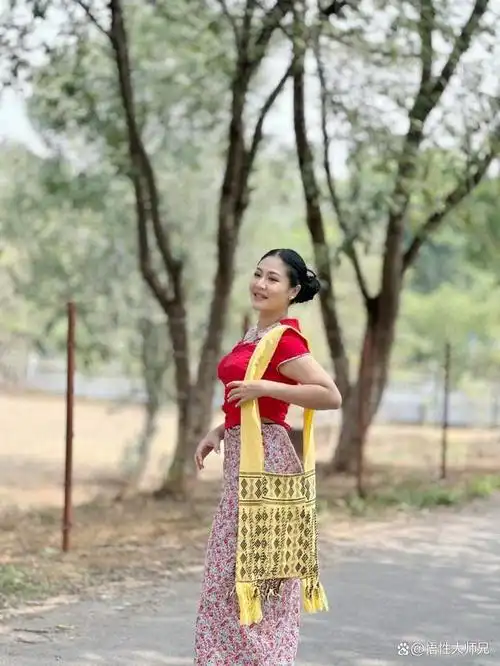 缅甸的传统服装长基(长裙)和吊肩(类似马殇)很受缅甸大姐的喜爱.