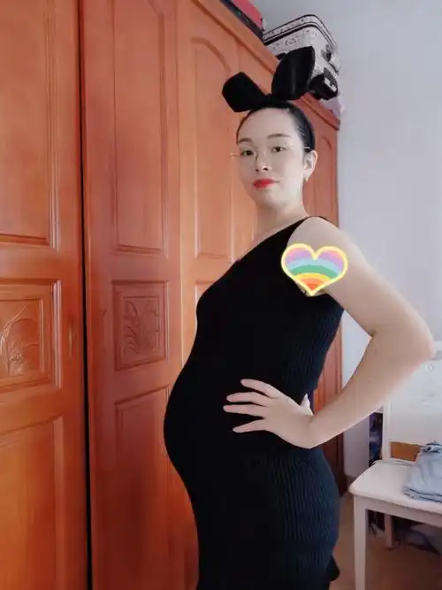 生大宝时专门拍了孕妇照.现在怀二宝了自己在家拍几张留个纪念.