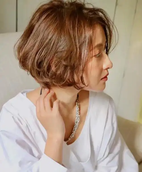 4050岁女人发型短发烫发(4050岁女人气质发型短发)-天晟网