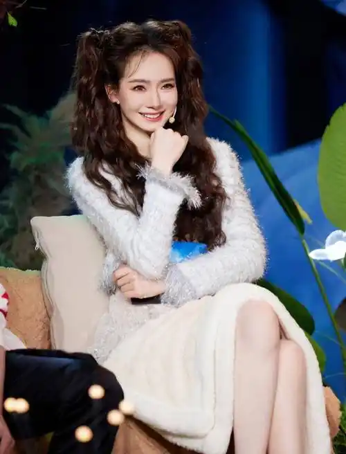 2013年5月,李承铉在《星跳水立方》中,公开向戚薇表白