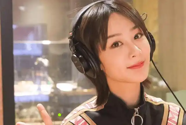 当天穿搭特别简单,杨紫身穿一件休闲的外套搭配短发非常干练,带着耳机