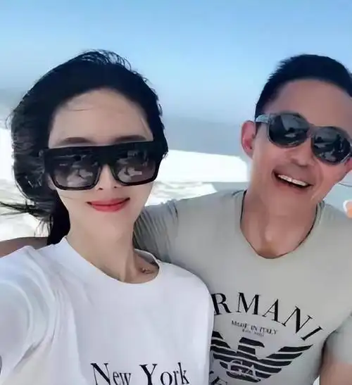 侯勇小20岁娇妻真有旺夫相,跟老公豪宅聚会,穿纱裙好富态啊|王瑞|衬衫